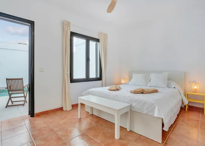 Oliva, Private In